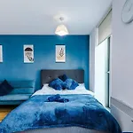 Stylish Media City Studio, Sleeps 3, Darts Board, Smart Tv, Long Term Disc