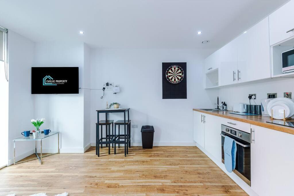 Apartment Stylish Media Studio, Sleeps 3, Darts Board, Smart Tv, Long Term Disc *