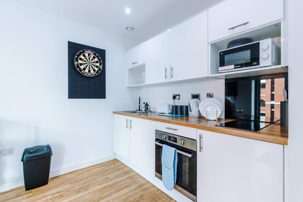 Stylish Media Studio, Sleeps 3, Darts Board, Smart Tv, Long Term Disc Apartment *