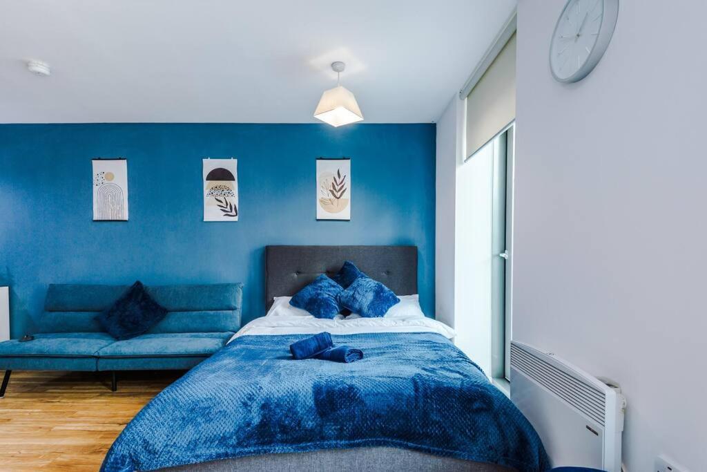 Stylish Media Studio, Sleeps 3, Darts Board, Smart Tv, Long Term Disc *