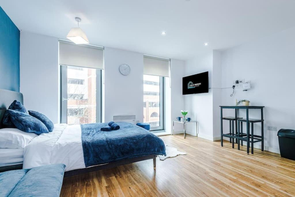 Stylish Media Studio, Sleeps 3, Darts Board, Smart Tv, Long Term Disc Apartment