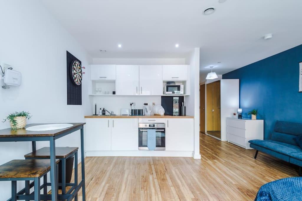 Stylish Media Studio, Sleeps 3, Darts Board, Smart Tv, Long Term Disc Apartment Manchester